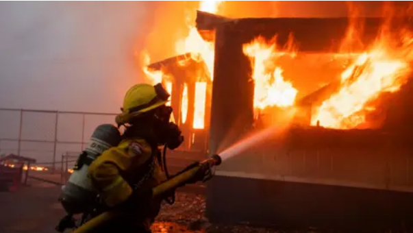 Thousands Told to Abandon Homes as Massive Wildfire Tears Through Los Angeles Suburbs - gallery image 1