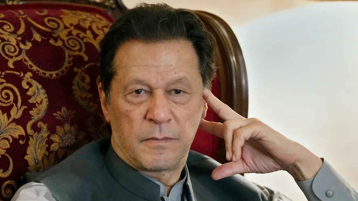 Pakistani Court Sentences Ex-PM Imran Khan and His Wife to Prison in Corruption Case