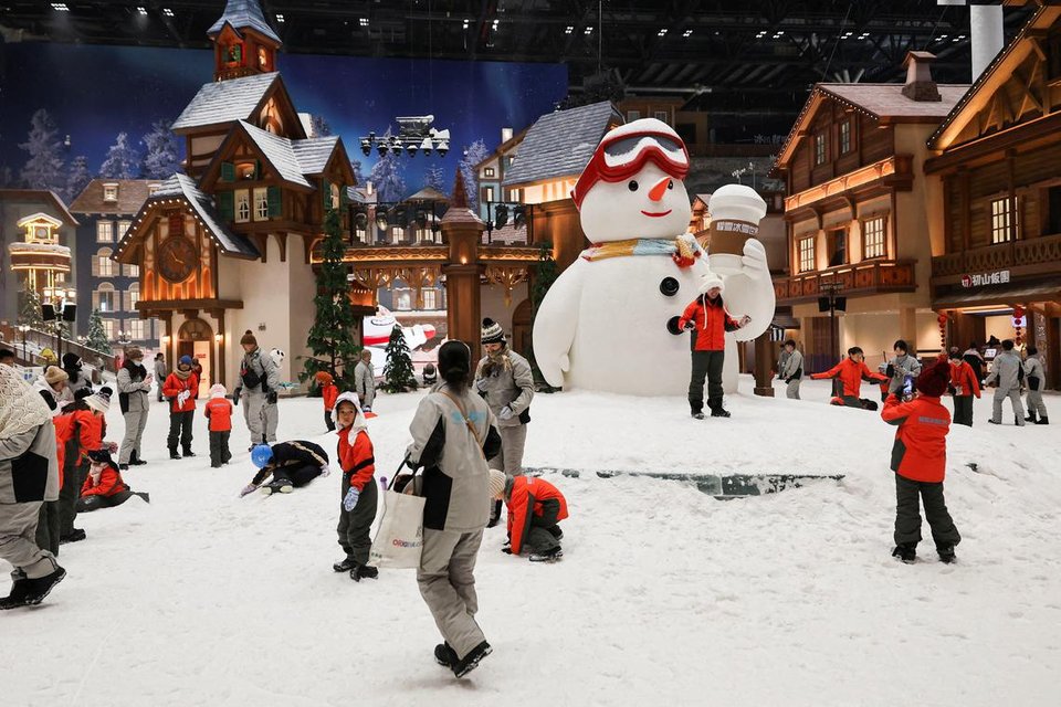 Thousands Flock to Shanghai’s Massive Indoor Ski Resort to Escape Historic Heatwave - gallery image 1
