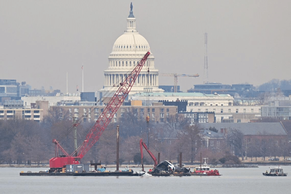 Families File First Lawsuit Over Fatal American Airlines–Army Helicopter Crash Near Reagan Airport - gallery image 1