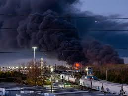 UPS Cargo Plane Crashes in Louisville, Leaving at Least Seven Dead - gallery image 1