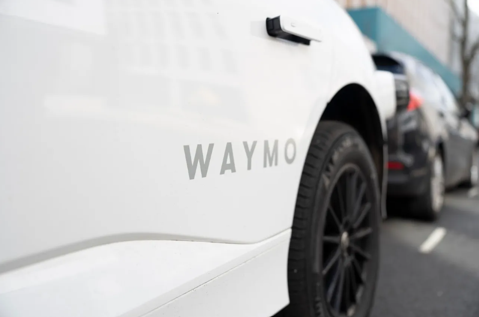 US Regulators Push Autonomous Vehicle Industry to Redesign Emergency Response Behavior
