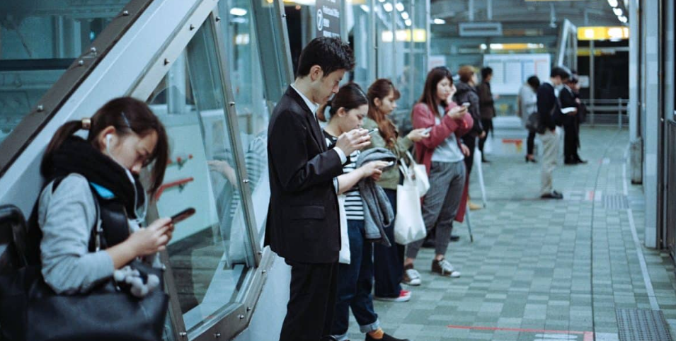 When Convenience Becomes Cognitive Dependence: The Hidden Cost of Smartphone-Centered Living