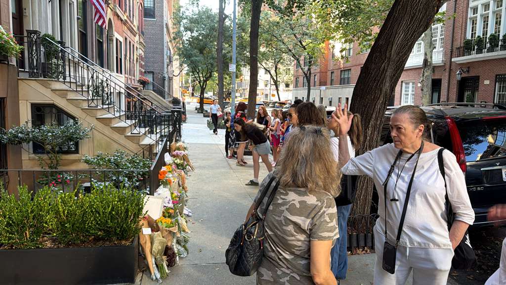 New Yorkers Turn Gloria Steinem’s Manhattan Home Into a Living Memorial - gallery image 1