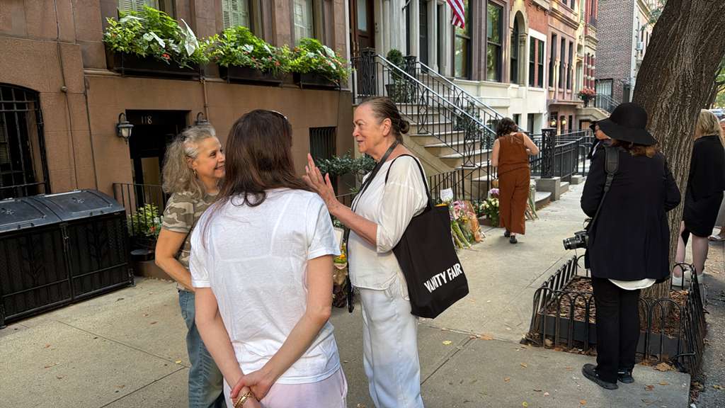 New Yorkers Turn Gloria Steinem’s Manhattan Home Into a Living Memorial - gallery image 2