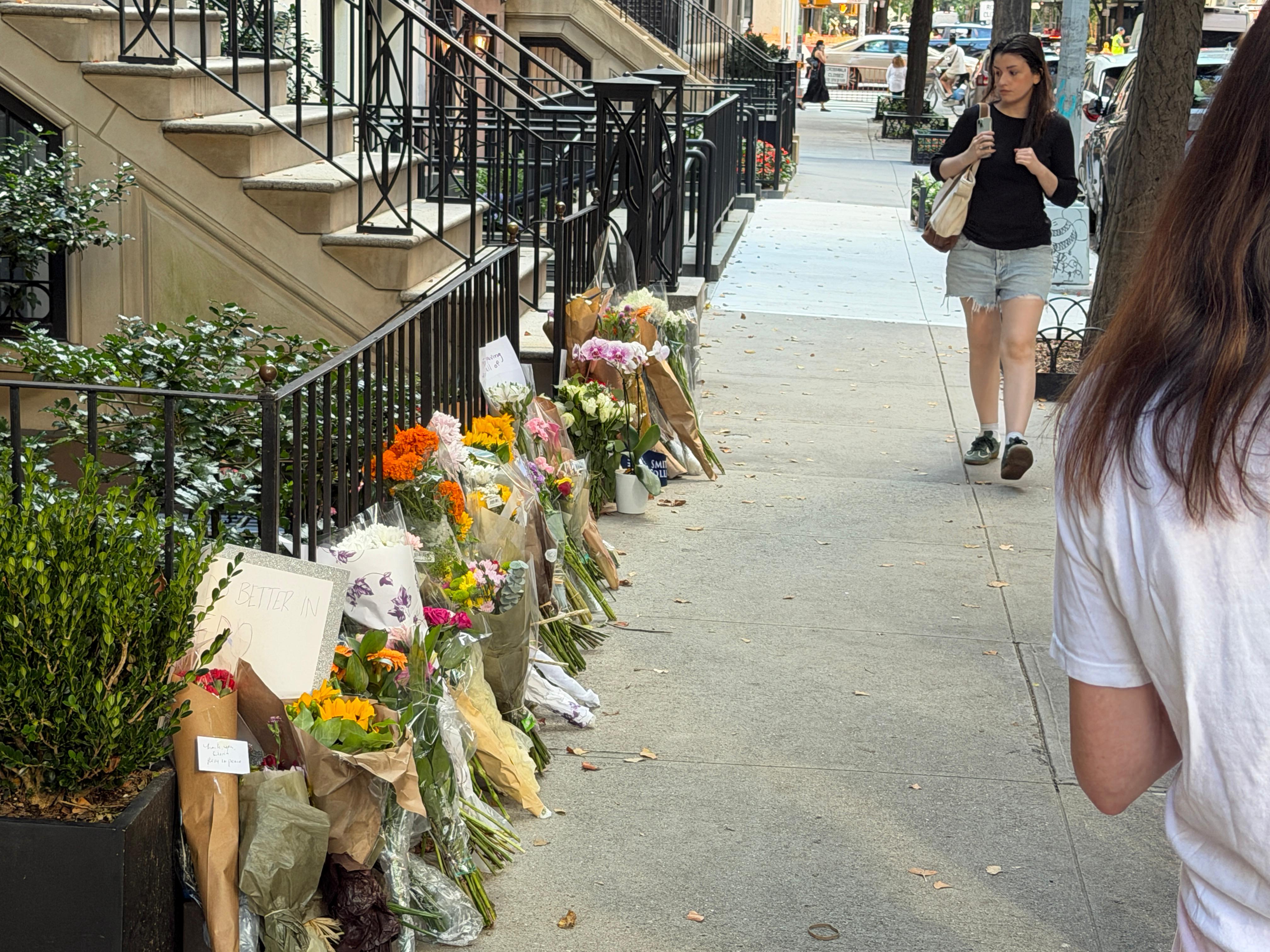New Yorkers Turn Gloria Steinem’s Manhattan Home Into a Living Memorial - gallery image 6