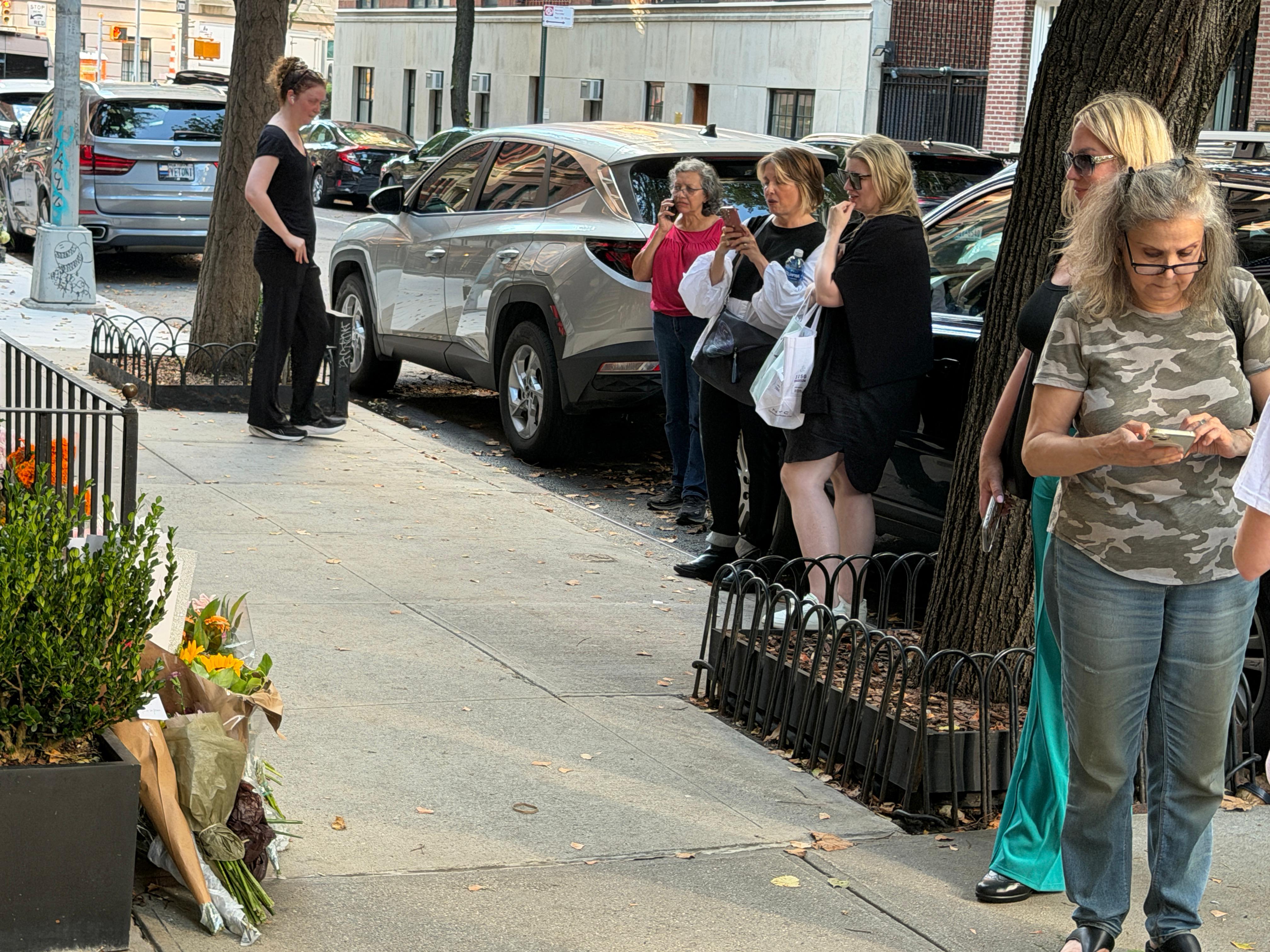 New Yorkers Turn Gloria Steinem’s Manhattan Home Into a Living Memorial - gallery image 7