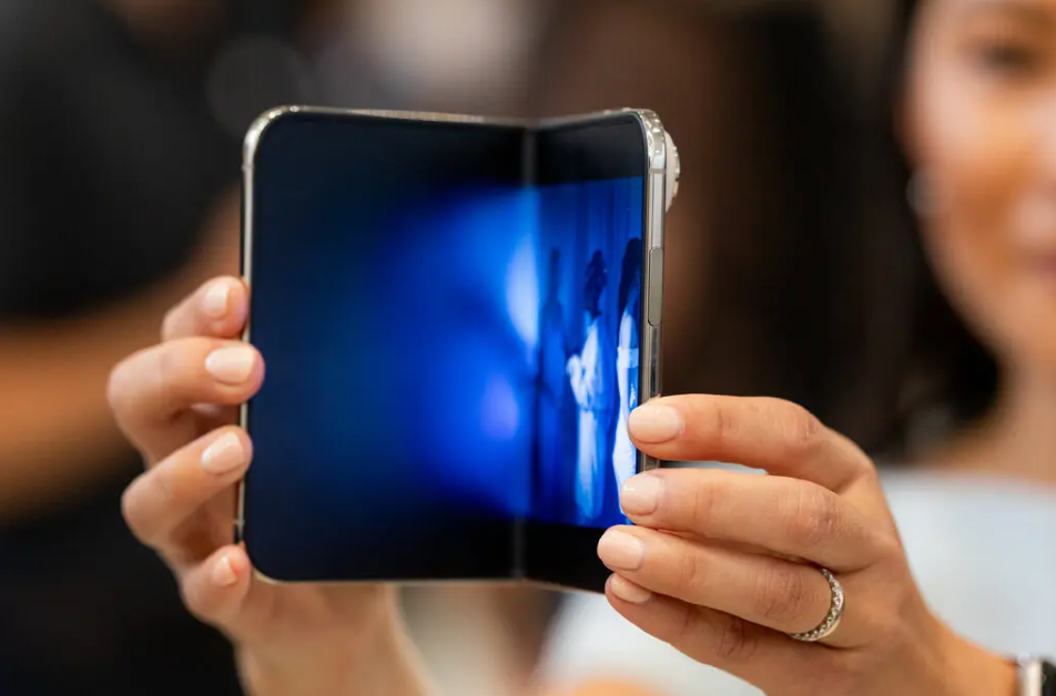 Apple’s iPhone Duo: How Foldable Design Became a Premium Strategy