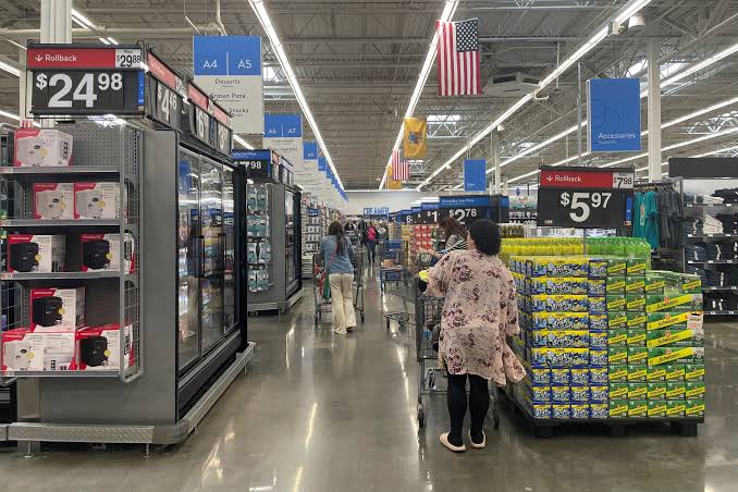 US Consumer Spending Rebounds, but Rising Import Costs Complicate the Retail Outlook - gallery image 1