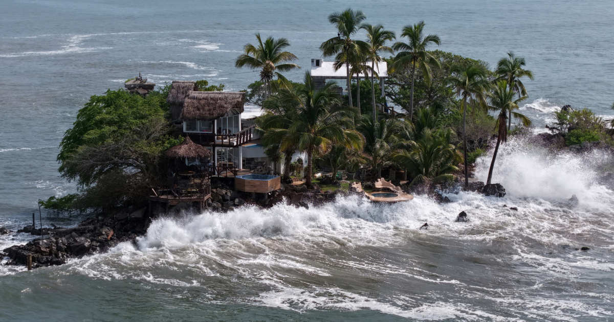 Pacific Hurricanes Put Mexico and Hawaii on Alert as U.S. Southwest Faces Flood Risk - gallery image 1