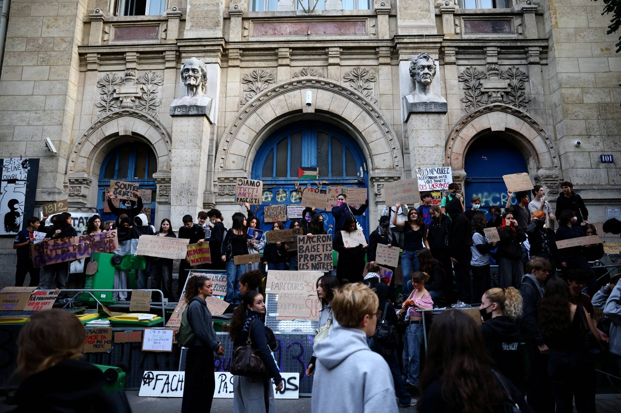 France School Protests Spread Nationwide as 400 High Schools Close
