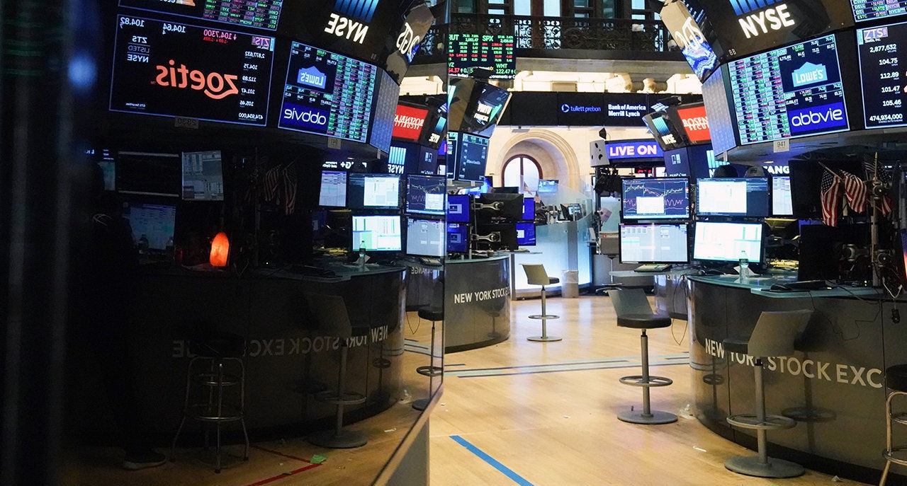 Wall Street Slips as Oil Rally and AI Investment Concerns Pressure Tech Stocks - gallery image 1